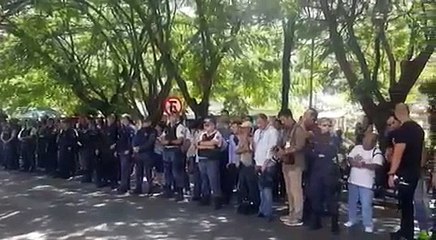 Manifestantes escracham a Globo na Justiça Federal, onde Lula depôs