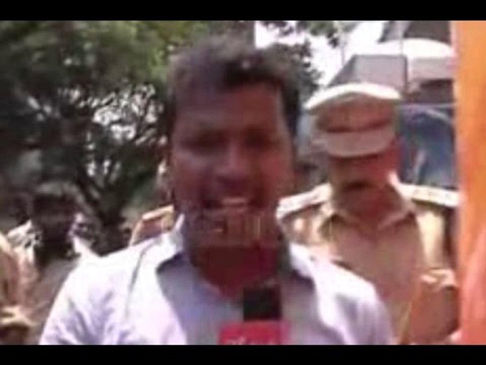 Samaya TV reporter manhandled by Bangalore Police