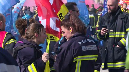 Les pompiers manifestent "pour plus de moyens"