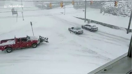 Man provides amusing narration as vehicles get stuck in blizzard