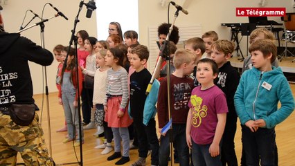 Saint-Brieuc. Les élèves de Diwan enregistrent avec les Ramoneurs de Menhirs
