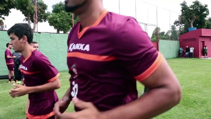 Goleiro Bruno se apresenta ao Boa Esporte