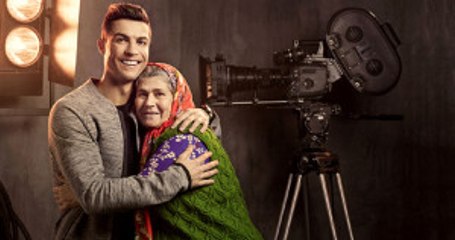 Descargar video: Cristiano Ronaldo ile Ümmiye Koçak Aynı Reklam Filminde Oynadı