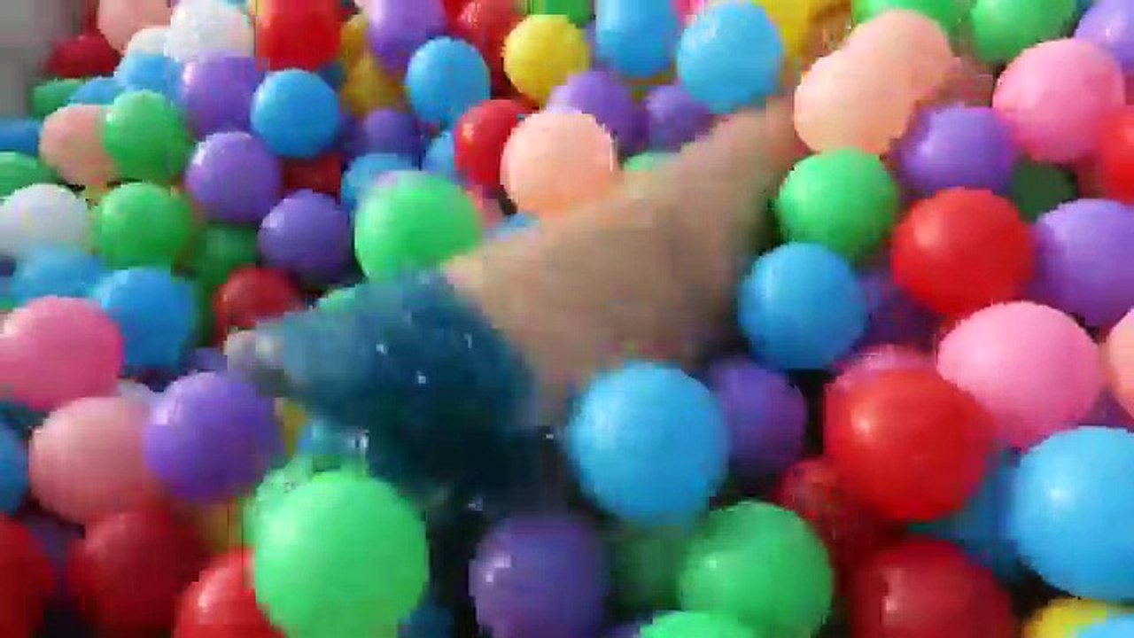 FROZEN ELSA vs COLORED BALLS BATH! w/ Spiderman vs Joker Candy Bubble Gum Ball Pit - Funny