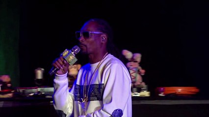 Snoop Dogg shoots a Donald Trump clown in new music video