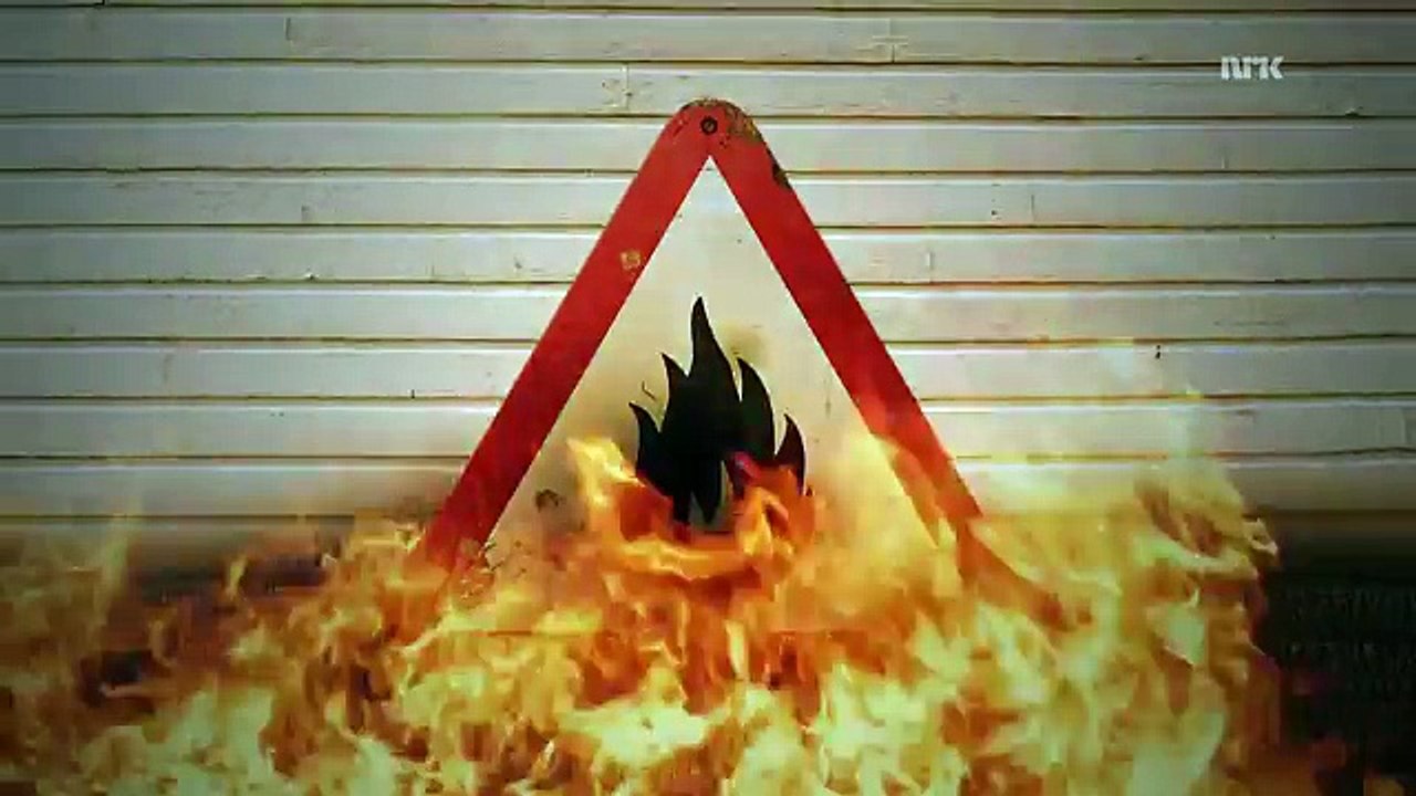 Ağır Çekimde Şarap Kadehlerinin Baltayla Parçalanması