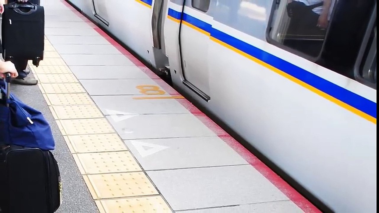 【海外の反応】日本のすごい技術！外国人老夫婦が新幹線のホームを見て爆笑と驚きの声を上げていたんだけどw