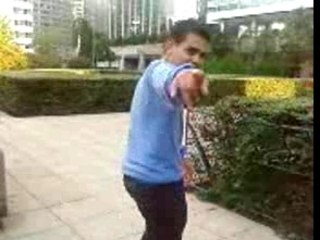 Moadh en train d'essayer de "danser" ....