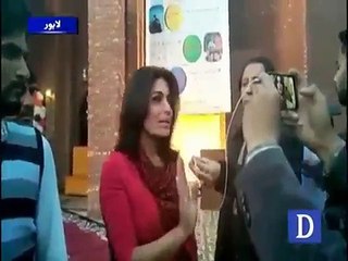 Meera Created A Scene To Get Money, Organizer Called Her On Stage & Gave 25k As Aid