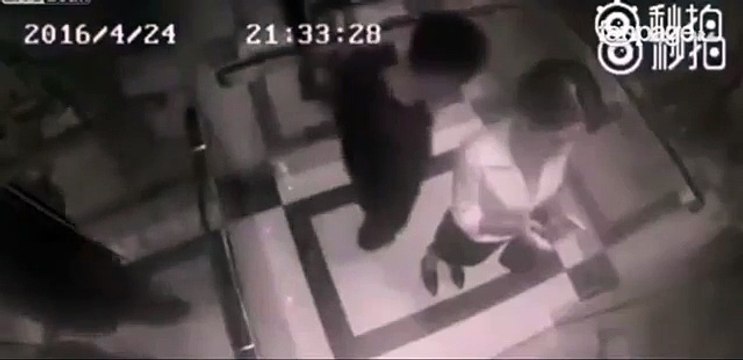 Ai nis ta fërkojë në ashensor, reagimi i vajzës të lë pa fjalë