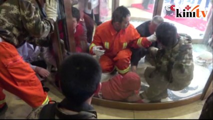 Скачать видео: Firefighters rescue two kids stuck in revolving door in Northwest China