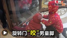 2小孩旋转门内玩耍   男童被夹脚女童也受困