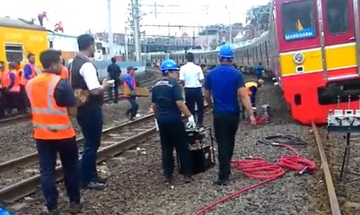 Video herunterladen: Kereta Anjlok di Antara Stasiun Jatinegara-Manggarai