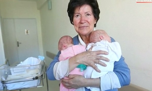 Ibu Berusia 64 Tahun Lahirkan Bayi Kembar