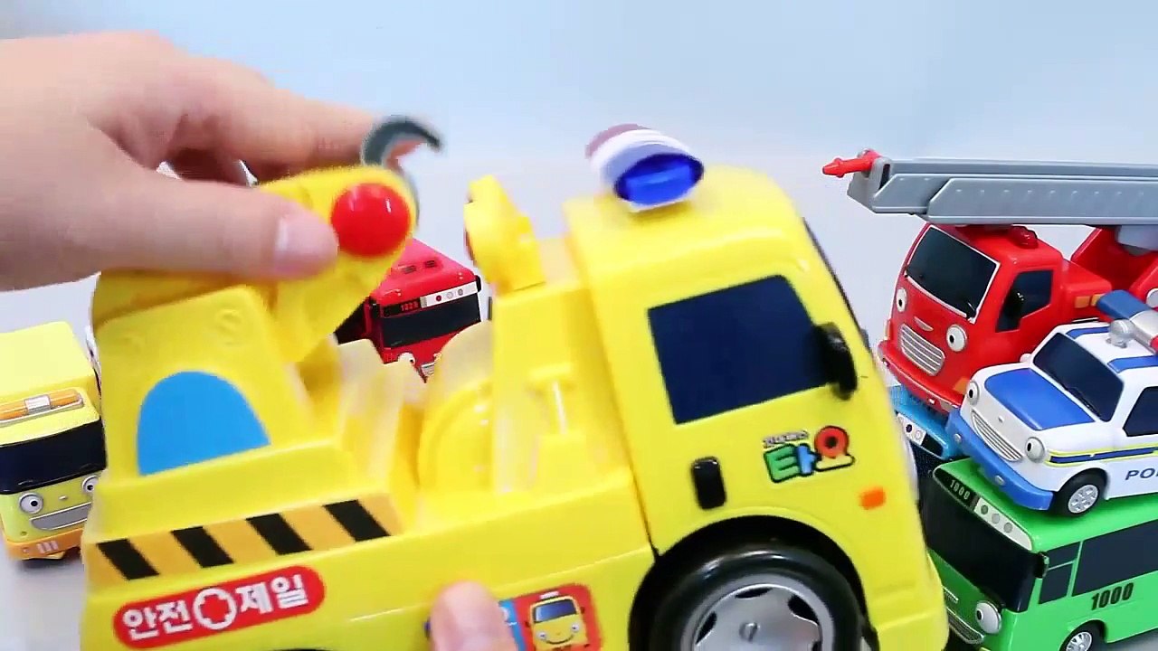 Tayo the Little Bus Garage Station Toys Playset...