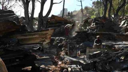 Download Video: Víctimas del incendio de Ciudad del Cabo reconstruyen sus casas entre los escombros