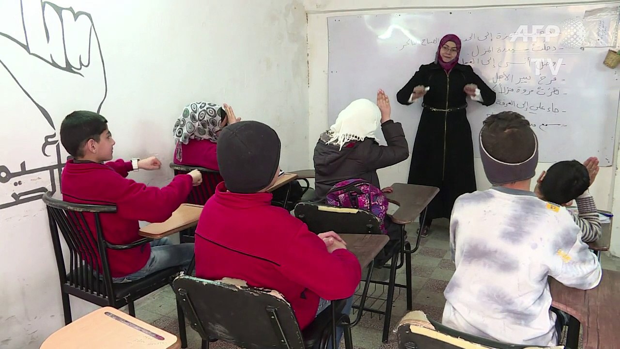 Gehörlose Syrer lernen die Sprache des Krieges