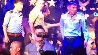 Singer Tuan Hung was thrown glass while singing at Bar in Nha Trang