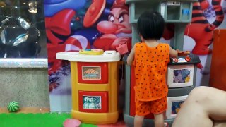 Baby Xu and Baby Bo go to Mifalen Park to enjoy cooking games. Baby Bo loves cooking games