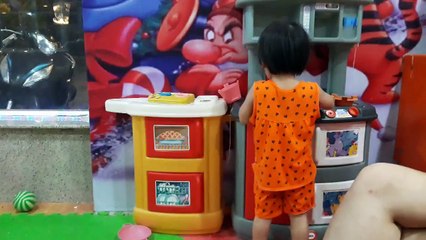 Baby Xu and Baby Bo go to Mifalen Park to enjoy cooking games. Baby Bo loves cooking games