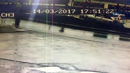 Refüjü Aşan Otomobil, Kırmızı Işıkta Bekleyen Otomobile Böyle Çarptı...o Anlar Kamerada