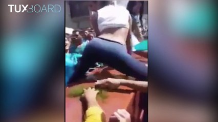 Des jeunes femmes twerkent au dessus d'un cercueil lors d'un enterrement