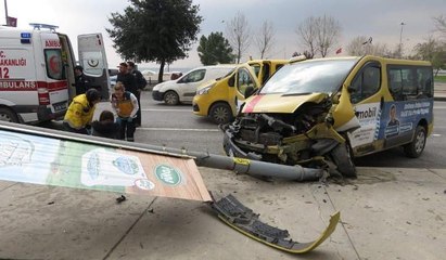 Dolmuş elektrik direğine çarptı: 3 yaralı