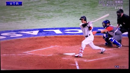 Un enfant ruine le home run d’un joueur de baseball en rattrapant une balle avant la barrière