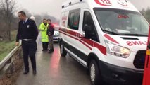 Düzce'de Hafif Ticari Araç Şarampole Devrildi: 1 Ölü, 1 Yaralı