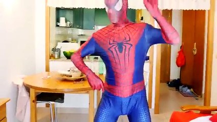 Jack Frost & Frozen Elsa Bubble Gum Prank! w/ Spiderman & Pink Spidergirl vs Zombie & Vamp