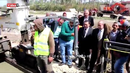 بالفيديو..محافظ دمياط يتابع عمليات رصف وتجهيز طريق "فاروق شوشة"
