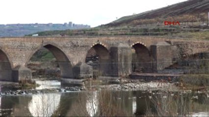 Diyarbakır Tarihi On Gözlü Köprü'nün Iki Gözünü Izinsiz Doldurdular