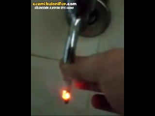 Dertli Olan Muslukla Sigarasını Paylaşan Koca Yürekli Eleman