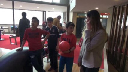 Hakkarili Öğretmen Başarılı Öğrencilerini Bowling Ile Ödüllendirdi