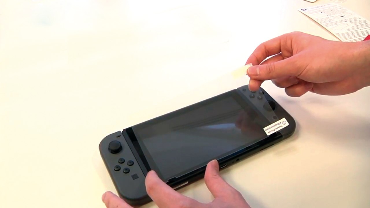 Cómo poner el protector de pantalla de Nintendo Switch