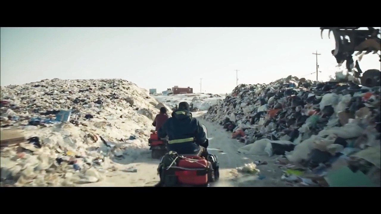 İki Aşık ve Ayı - Two Lovers and a Bear (2016) Fragman