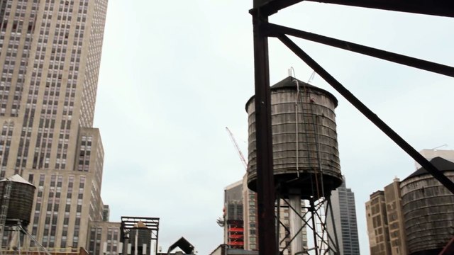 Quand Emily Ratajkowki se ballade en sous-vêtements dans les rues de New York