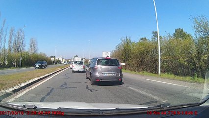camion forçant le passage à la sortie 26 de l'autoroute à pessac