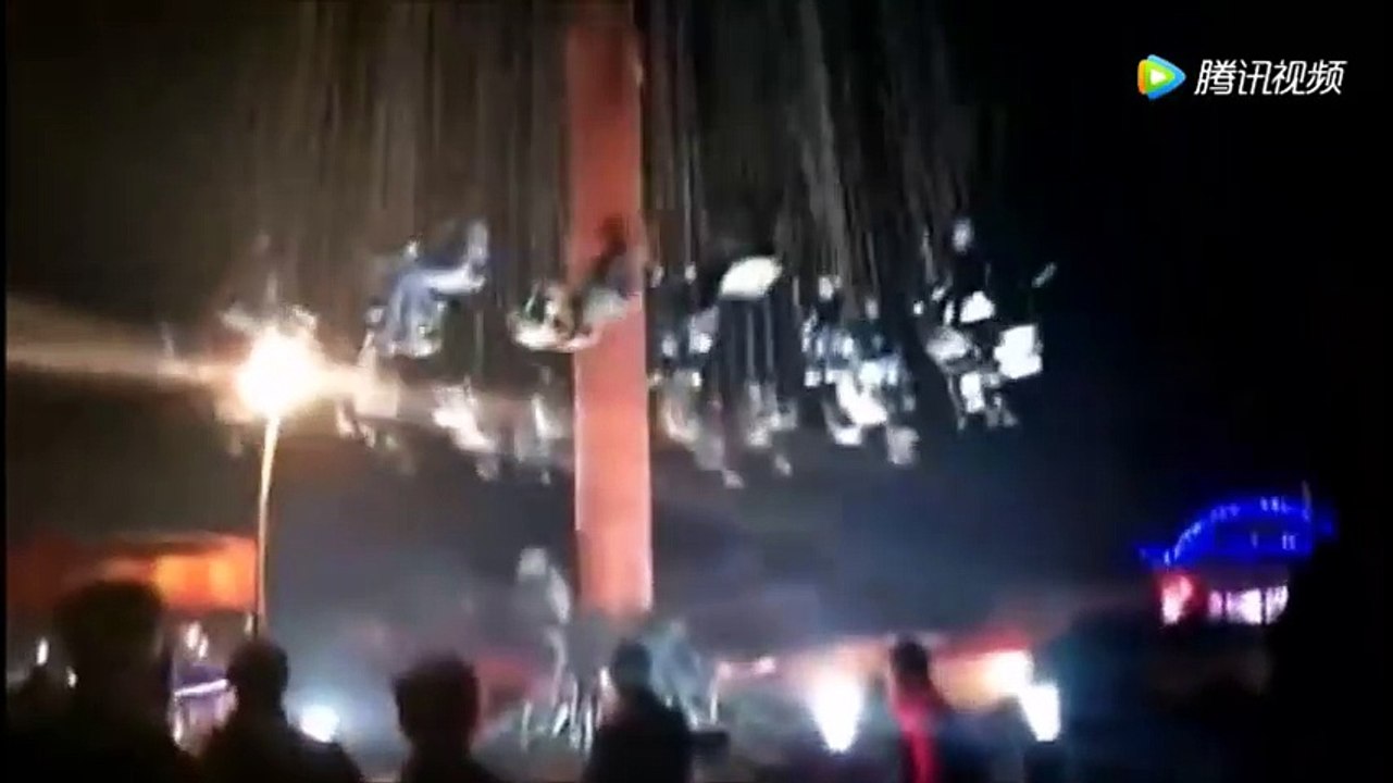 Les chaises volantes s'écroulent dans un parc d'attraction chinois