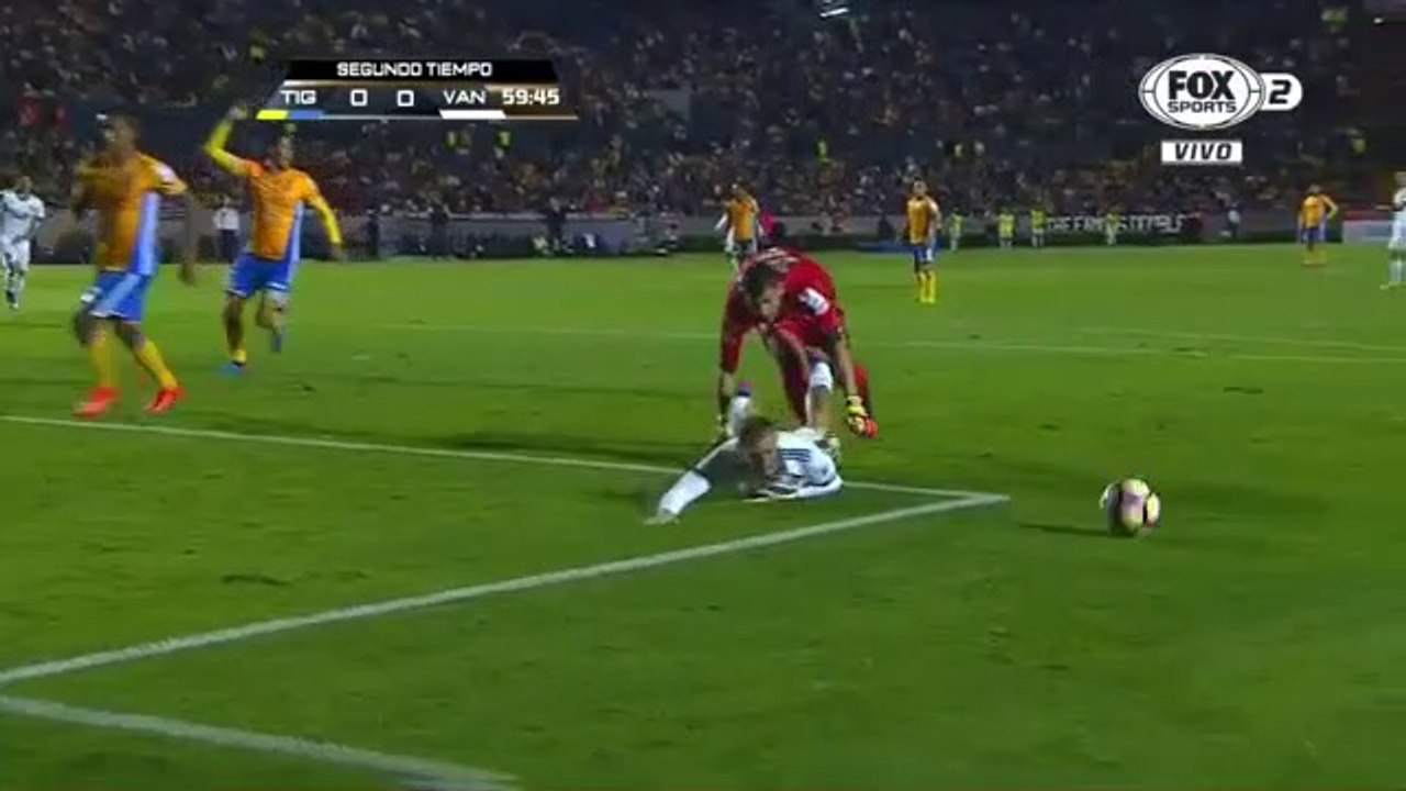 Ce joueur de foot fait une simulation ridicule pour obtenir un penalty mais se prend un carton