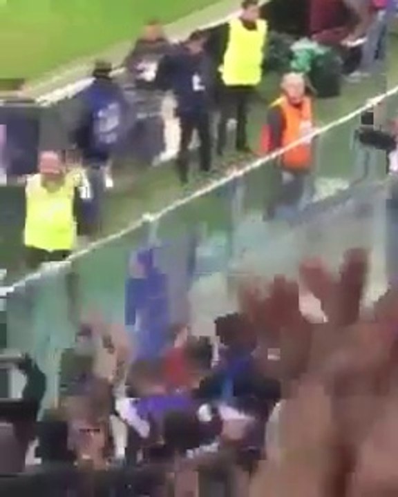 Ce supporter de Porto déjout la sécurité pour aller voir les fans de la Juventus et ce qui se passe est magique