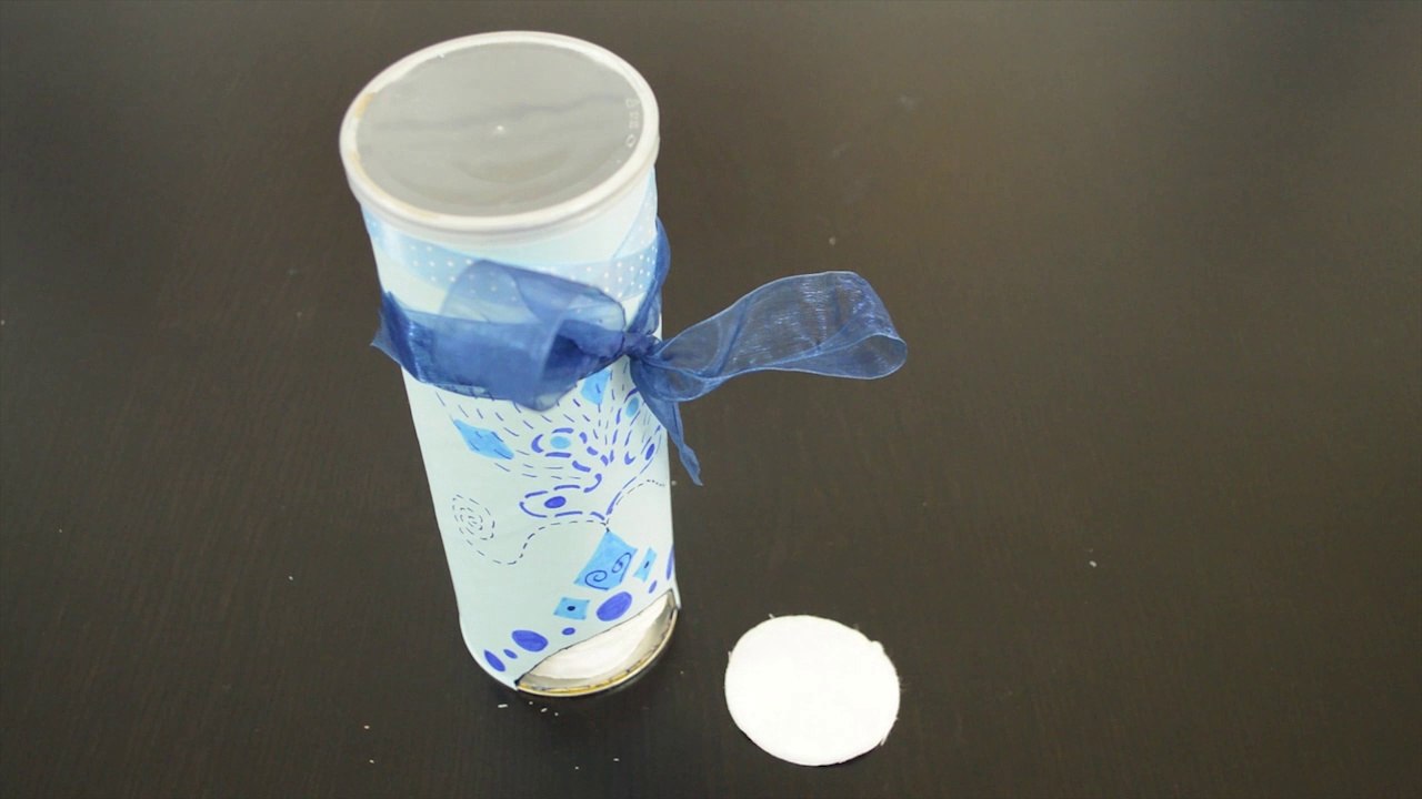 DIY : Recyclez vos boites Pringles en distributeurs de disques cotons