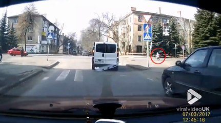 Une fille traverse une route sans regarder.