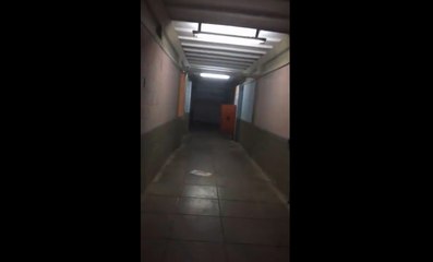 Deux gardiens filment une porte qui claque toute seul.