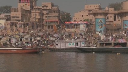 La contaminación mata al sagrado río Ganges e intoxica a los devotos hindúes