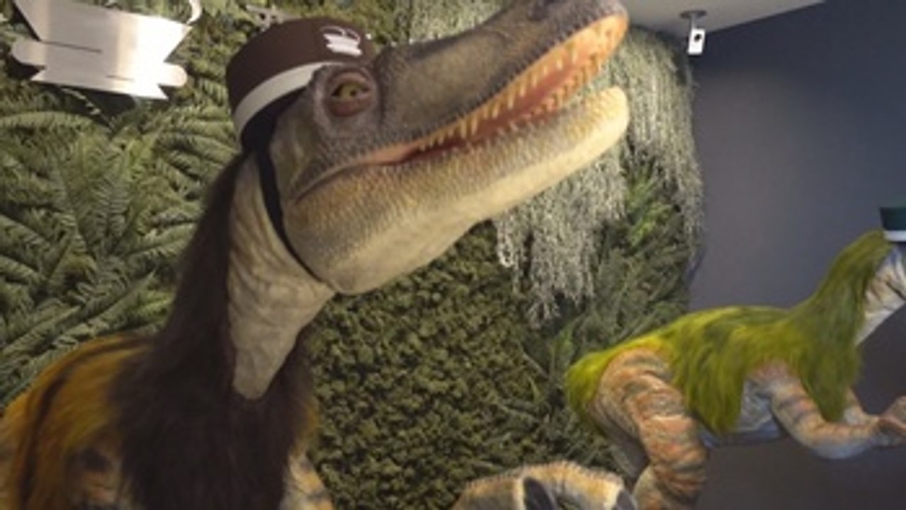 Dinosaurios autómatas reciben a los huéspedes del primer hotel de robots en Tokio