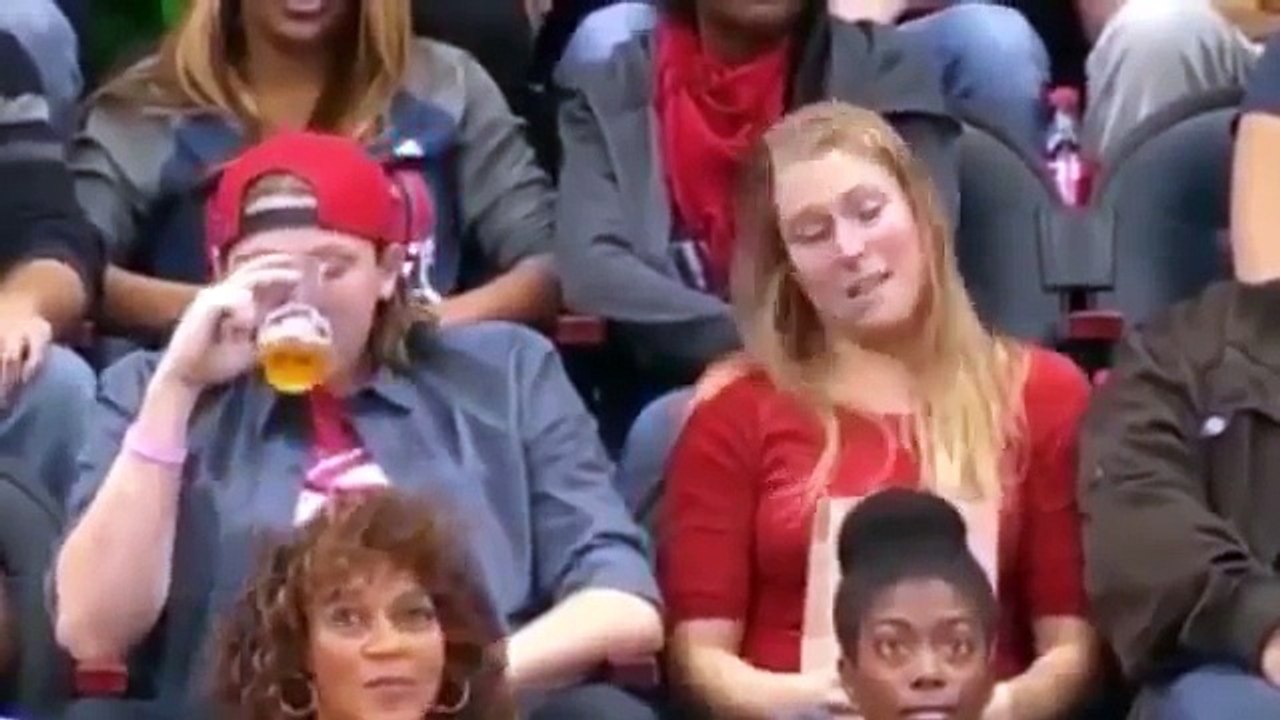 Nije htio da poljubi svoju djevojku pred drugim ljudima. Ono što je ona uradila u nastavku nasmijalo je CIJELU DVORANU!