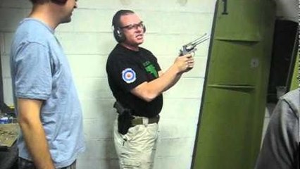 Régis instructeur dans un stand de tir