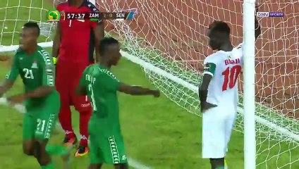 Football : Un joueur du Sénégal tente de Marabouter la Zambie en plein match
