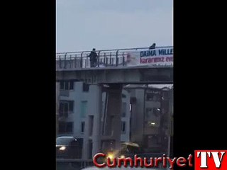 Hollanda'ya demokrasi dersi verenler 'Hayır' pankartını indirdi